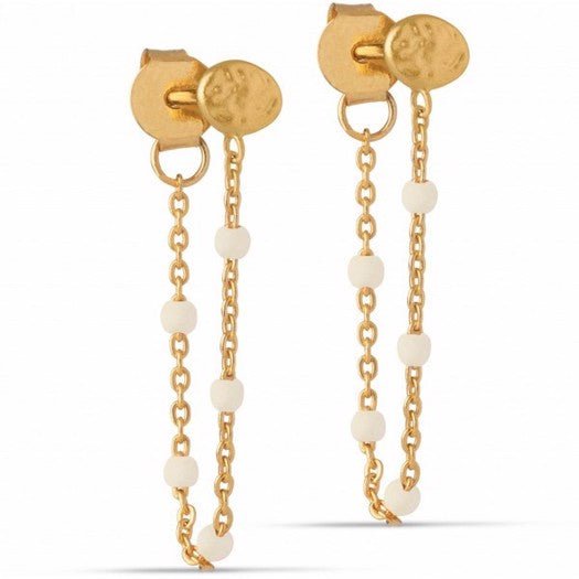 Lola DAISY øreringe fra Enamel Copenhagen i 18 karat forgyldt sølv med hvide emaljekugler og hamret plade.